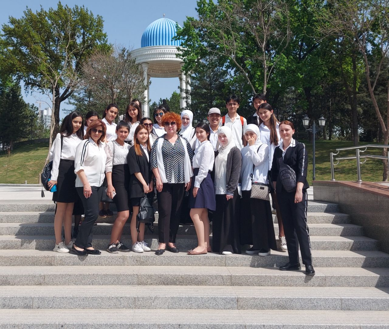 Read more about the article 8 апреля 2022 года учащиеся Академического лицея ТГПУ посетили Аллею литераторов ,которая расположена в Национальном парке  Узбекистана им. Алишера Навои