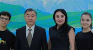 Read more about the article Xitoy Xalq Respublikasining O‘zbekistondagi elchixonasi tashabbusi bilan O‘zbekiston Respublikasi Oliy ta’lim muassasalari, umum ta’lim maktablari va akademik litseylar o‘quvchi hamda talabalari uchun o‘tkazilayotgan “Xitoy tili ko‘prigi” nomli tadbir bo‘lib o‘tdi.