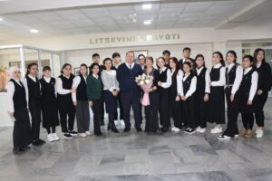 Read more about the article AQSh kompaniyasi xodimi, Uschool LC ingliz tili o’qituvchi-volontyori Janet Ludington bilan Speaking Club tashkil etildi