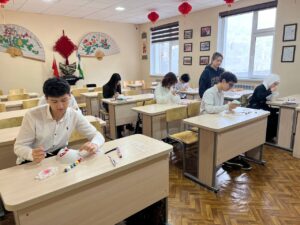 Read more about the article Akademik litseyida xitoy tili volontyor o’qituvchisi tomonidan Xitoy operasi grimi bo’yicha mashg’ulot tashkil etildi