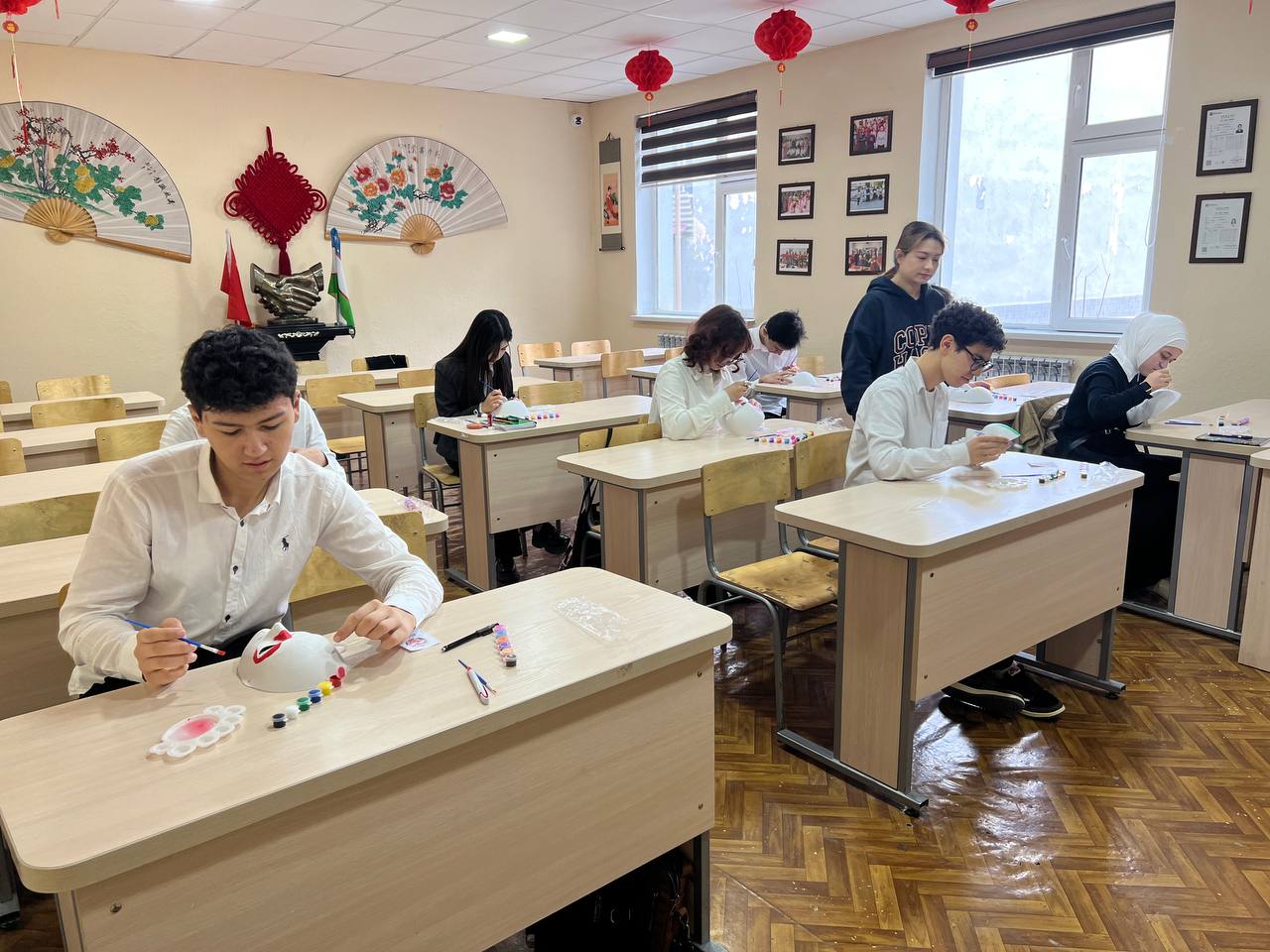 Read more about the article Akademik litseyida xitoy tili volontyor o’qituvchisi tomonidan Xitoy operasi grimi bo’yicha mashg’ulot tashkil etildi