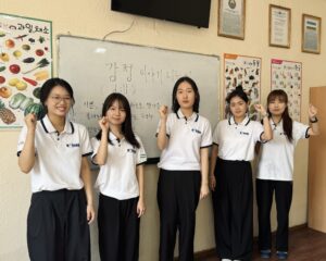 Read more about the article Nizomiy nomidagi TDPU akademik litseyida Koreyadan kelgan 5 nafar volontyorlar ish faoliyatini olib bormoqda