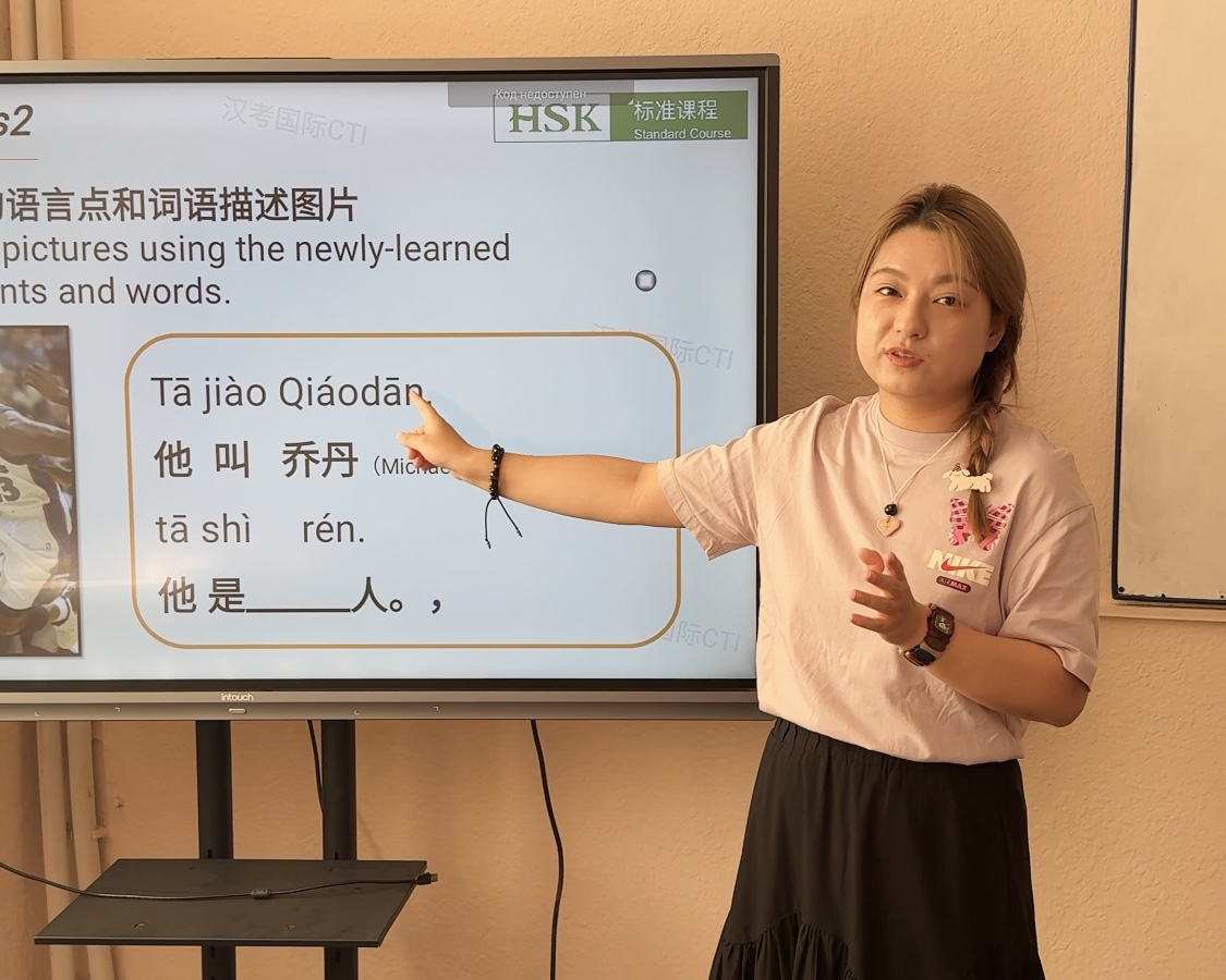 Read more about the article TDPU akademik litseyida Xitoylik volontyor dars mashg’ulotlarini olib bormoqda