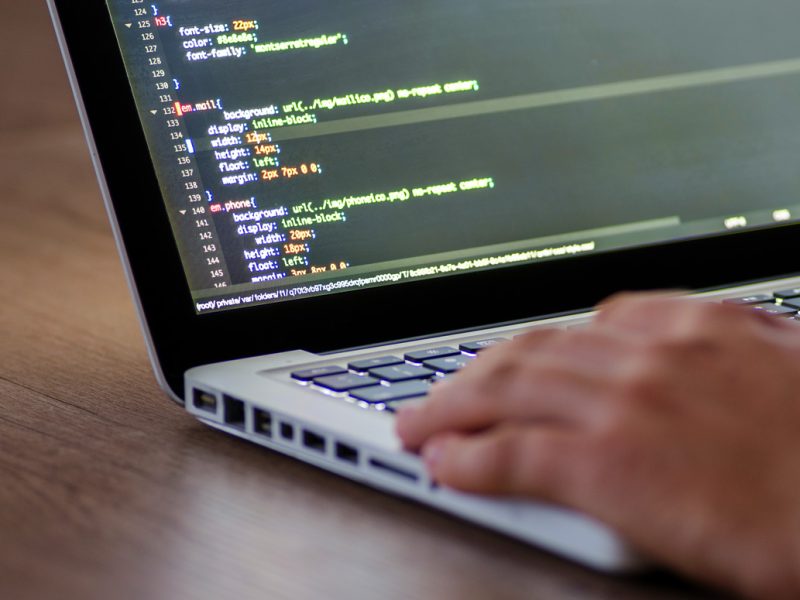 IT-prosgrammer-computer-zag